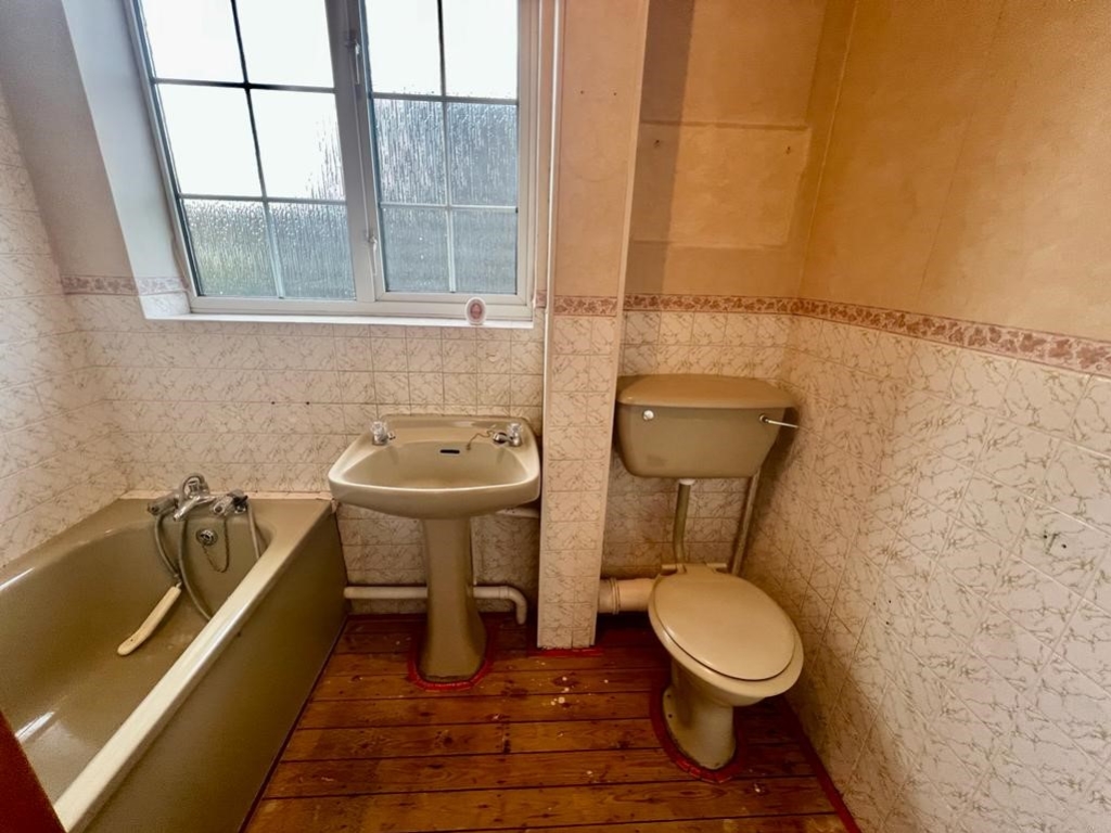 2 Manor Leaze, Egham Nevin And Wells